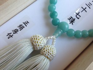 女性用数珠,アマゾナイト三十七珠 正絹房（薄く緑かかった白）2